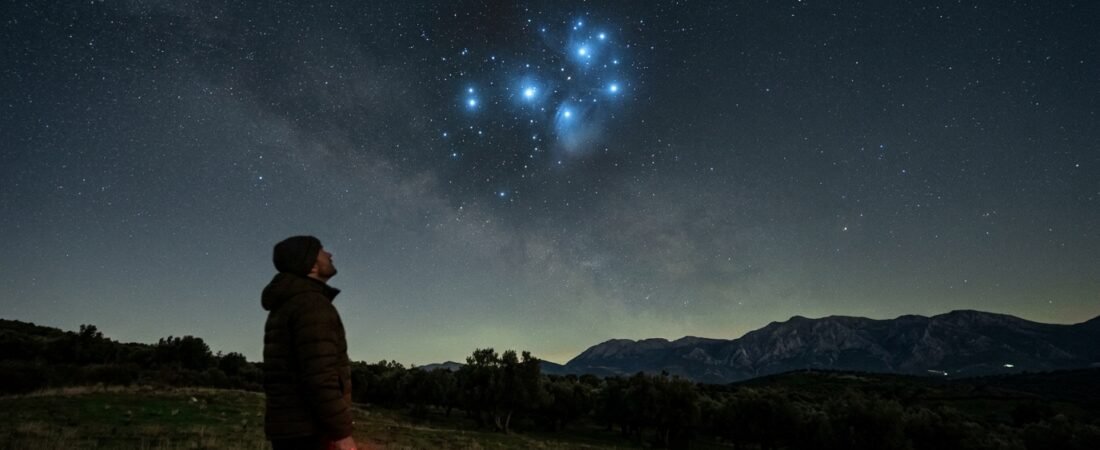 O aglomerado de estrelas que os gregos já enxergavam a olho nu, e que ainda existe no mesmo lugar