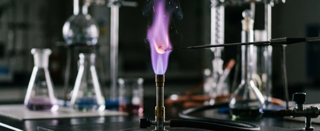 Fogo roxo existe de verdade — e a química por trás dele é mais rara do que você imagina